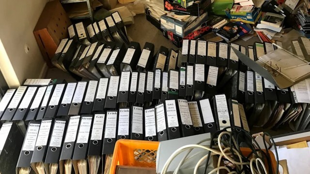 Роющийся в мусоре пенсионер накопил 700 000 евро и купил 10 домов