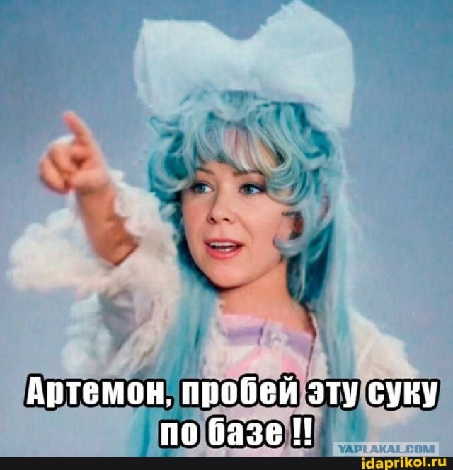 Девушка работает в украинском колл-центре
