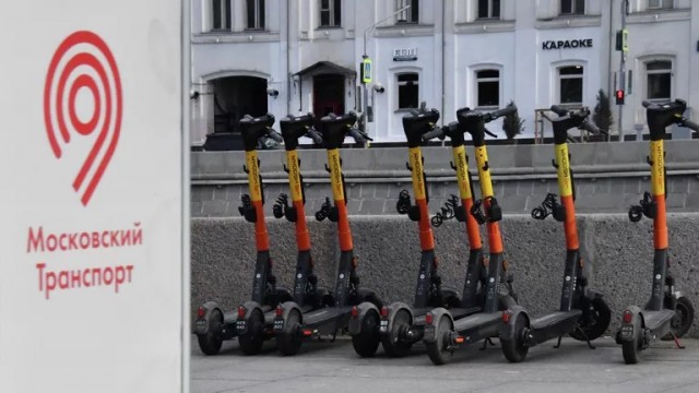 Минтранс предлагает запретить парковку электросамокатов на тротуарах