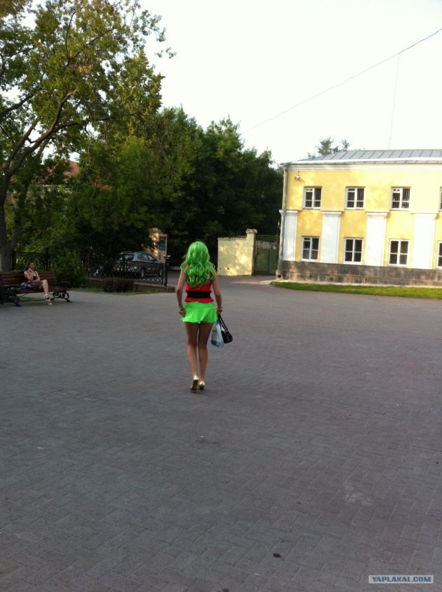 Девушка с зелёными волосами.