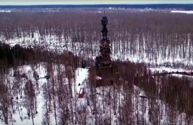 Мужчина в одиночку построил массивную хижину высотой 55 метров в лесах Аляски