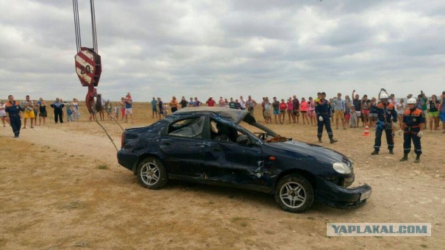 В Крыму автомобиль сорвался с обрыва и завис на скалах!