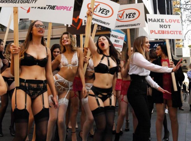 Австралийские девушки в белье выступили в поддержку однополых браков
