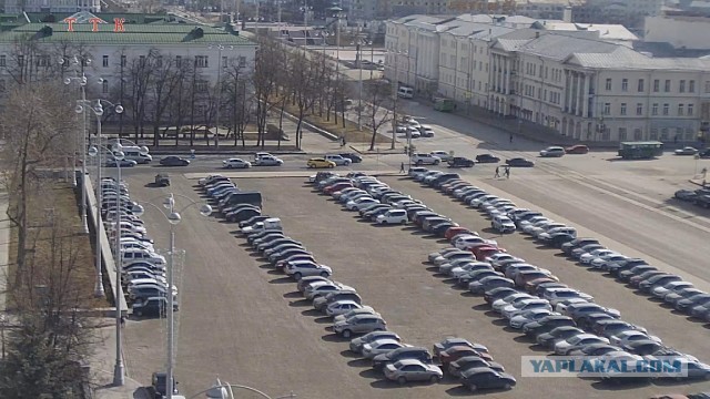 Давайте фото у кого какой вид из окна на оживленные улицы городов в настоящий момент