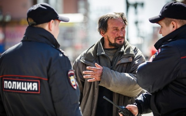 В Сочи полицейские задержали бездомного бомжа за нарушение карантина и самоизоляции