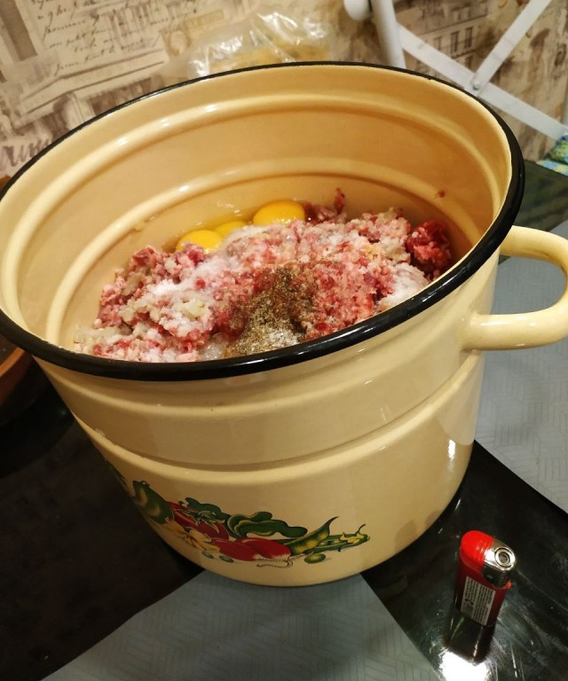 Советская мясорубка – надёжная, как АК-47. Всё, что у неё могло сломаться — это стол, к которому она крепилась