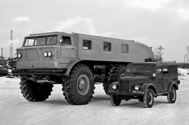 Лиам Нисон испытывает новейший автомобиль ЗиЛ 132-Р. 1974 год