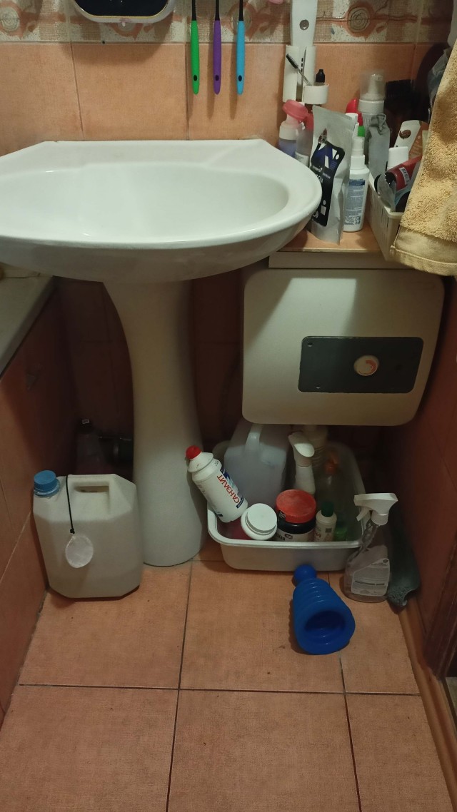 Вот Вы видите связь между шаровой опорой, водонагревателем и тумбой под раковину?