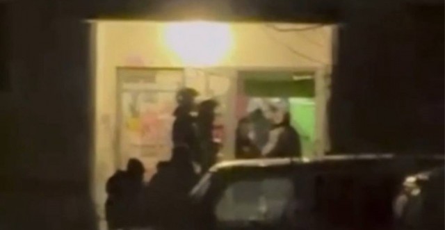 Мужчина взял заложников и угрожает взорвать подъезд в Первоуральске, — СМИ.