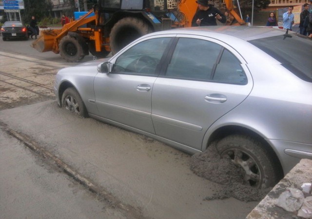 Mercedes застрял в свежем бетоне