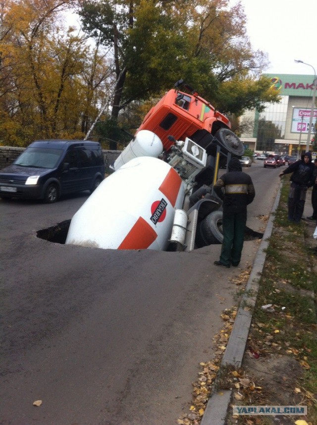 КамАЗ засосало в дорогу!