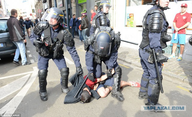 Сотни английских фанов были разогнаны французской полицией в Лилле