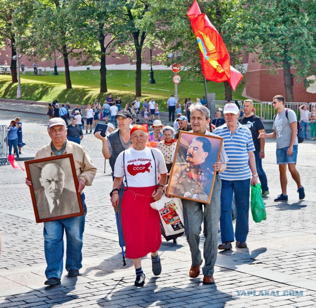 Петербургские коммунисты потребовали уволить Галкина с Первого канала за стеб над Лениным