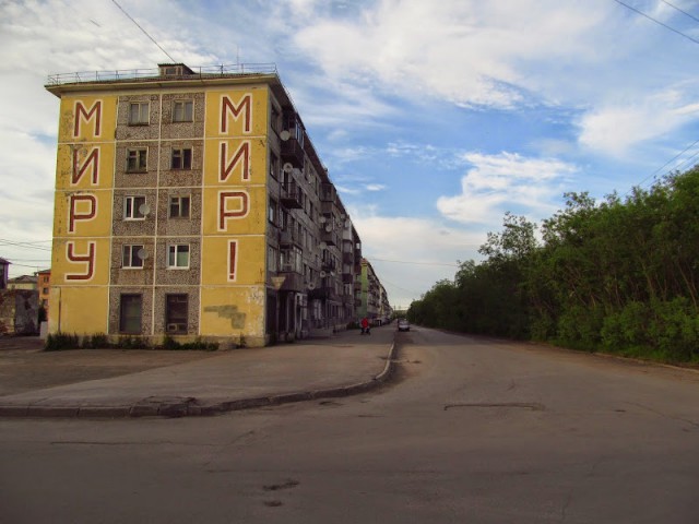 Посмотрите, как в Новосибирске включили старые советские вывески