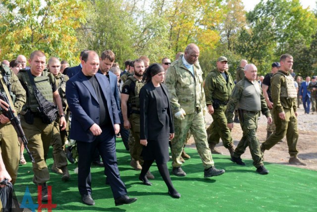 На прощание с Захарченко в Донецке пришли более 120 тысяч человек