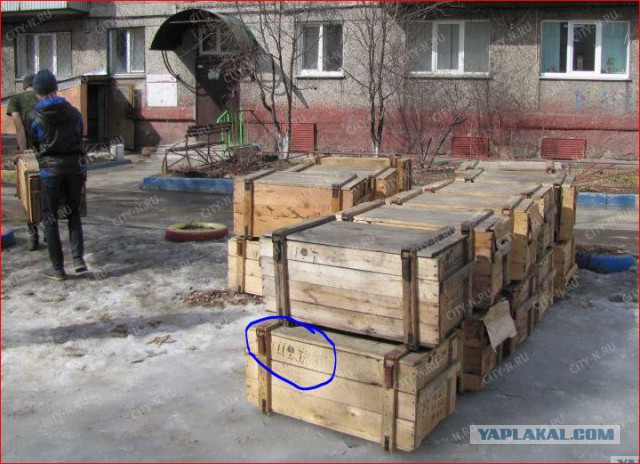 Люди в военной форме под завязку забили деревянными ящиками подвал пятиэтажки в Новокузнецке