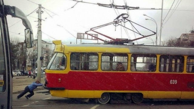 Как соблазнить девушку покачивая перьями на шляпах или рак мозгом заболееет
