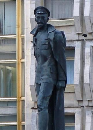 Писатели, журналисты и блогеры попросили вернуть памятник Дзержинскому на Лубянскую площадь