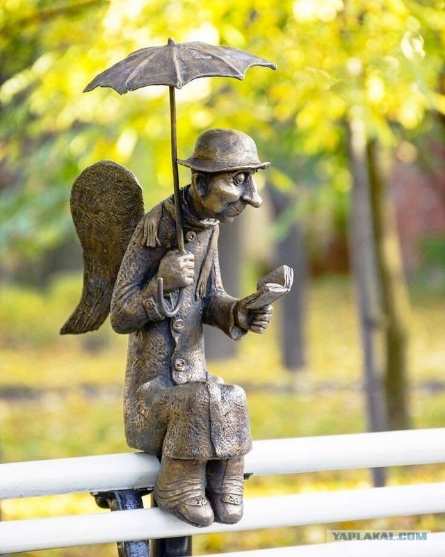 На набережной Карповки тайно открыли скульптуру «Печальный ангел» в память о погибших от коронавируса врачах