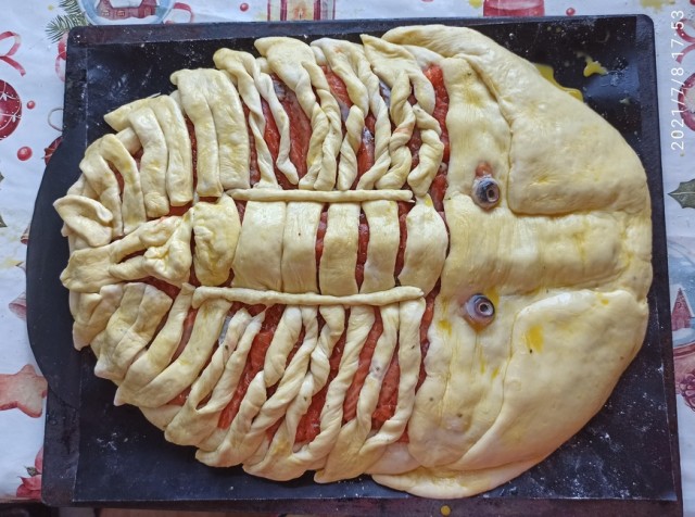 Пирог «Трилобит» с красной рыбой и фасеточными глазками