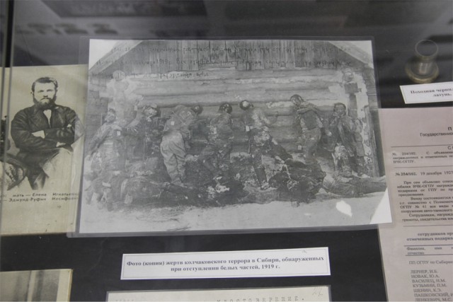 Помощник дежурного в ФСБ по Новосибирской области принимает жалобу на полосы от самолетов в небе