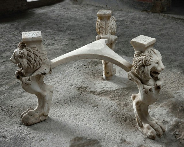 Что таил в себе стол, найденный в Помпеях. Загадки истории с Лысым Камрадом.