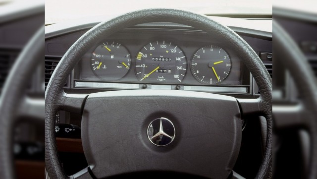 Маленький, но настоящий: как создавали Mercedes 190 и почему он стал звездой