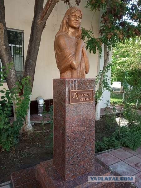В Ургенче открыли памятник звезде советской и мировой эстрады Анне Герман