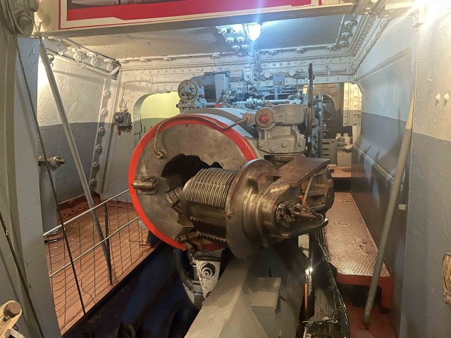 Орудия, от холостого залпа которых сносит крыши и выбивает стекла