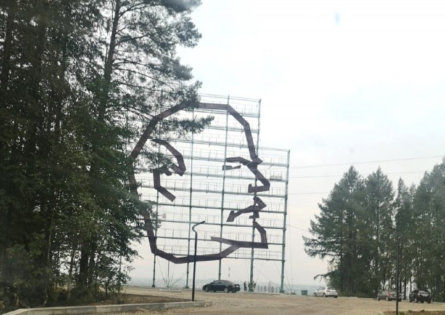 В Ревде уже шестой час пытаются разломать памятник Ленину.