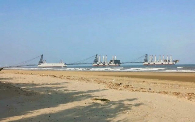 Китай проводит испытания барж-амфибий для выстрой высадки десанта