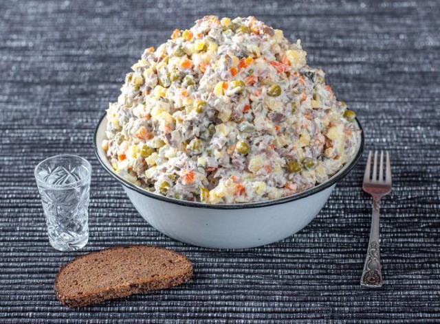 Приготовить традиционный салат оливье для 4-х человек на этот Новый год в среднем обойдется в 363 рубля