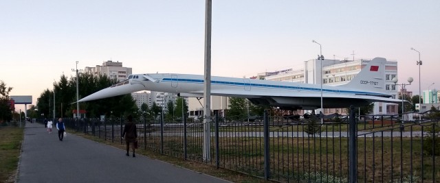 В западных соцсетях завирусился кадр с гигантской ракетой прямо во дворе — речь о памятнике «Союз-У» в Байконуре
