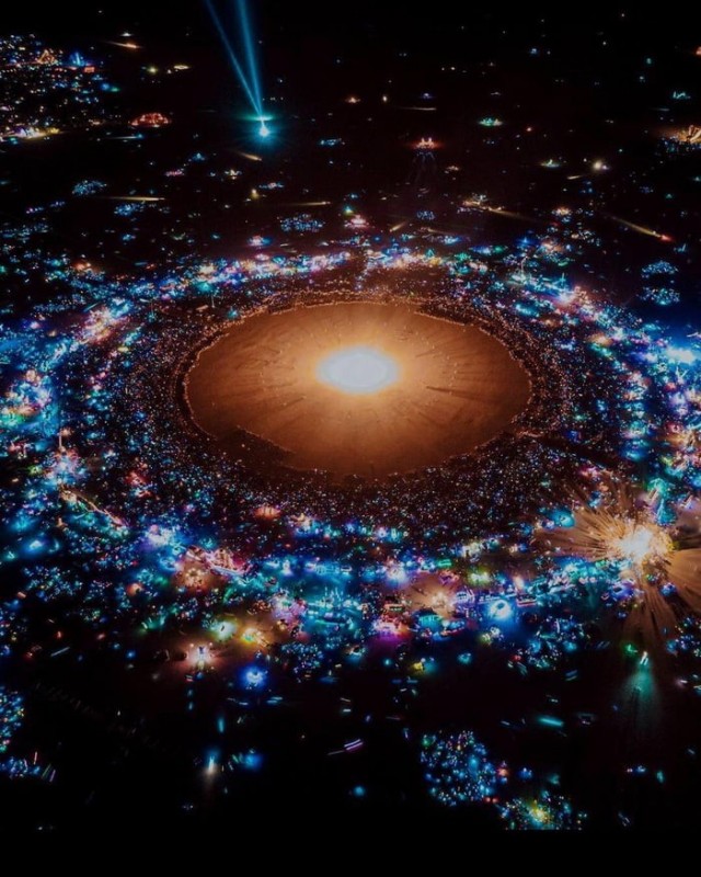 В пустыне Burning Man появилась гигантская сломанная Эйфелева башня