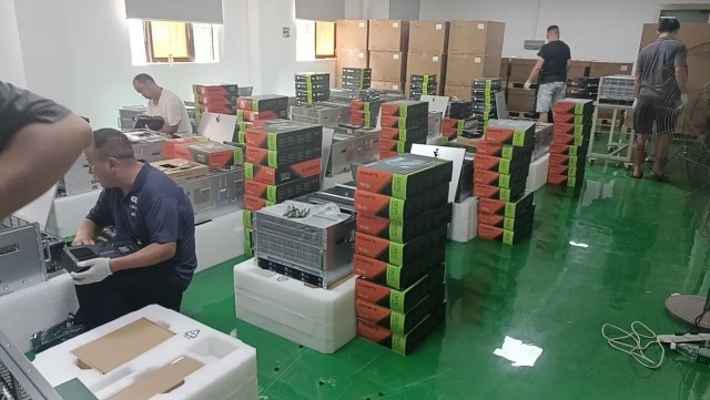 В Сеть попали фотографии сотен GeForce RTX 5090 на палетах. Так выглядят закупки компаний, собирающих ИИ-серверы