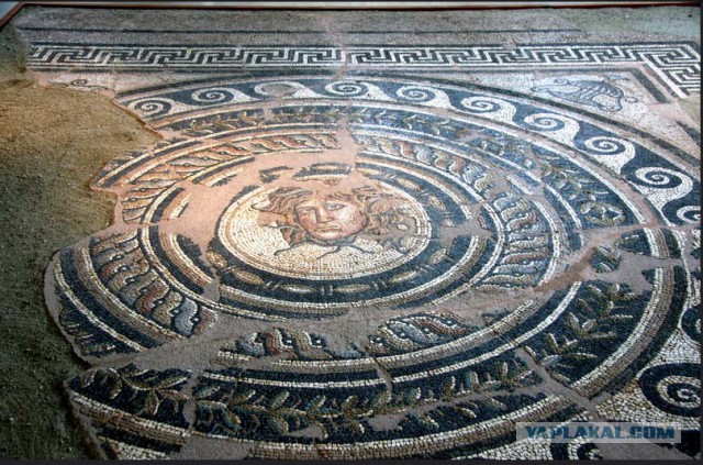Археологами найдена древняя, 2000-летняя мозаика