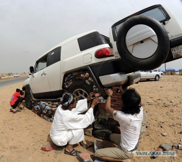 Зачем саудовская молодежь обкладывает камнями машины?
