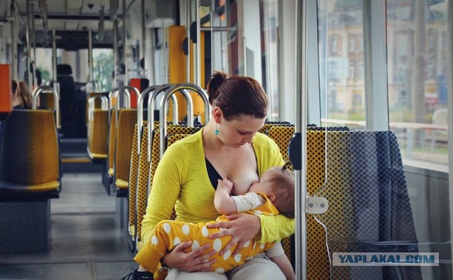 Мама кормила ребенка грудью в автобусе