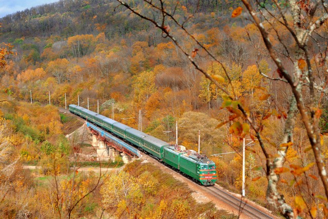 Осенние поезда и железная дорога