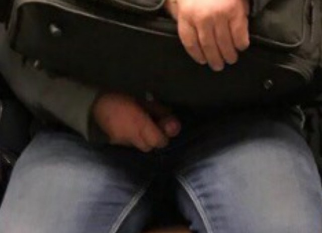 Как Вы думаете, чем занимается этот серьезный мужчина в метро...