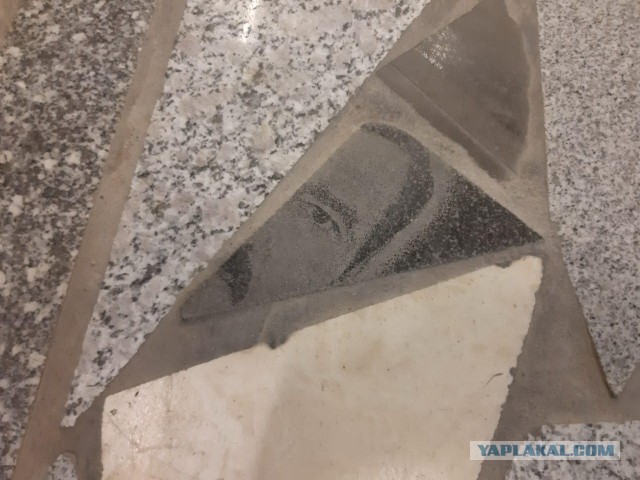 В торговом доме Усть-Каменогорска пол покрыли фрагментами надгробных памятников