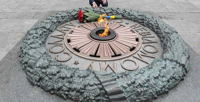 Киевляне игнорируют карантин и несут цветы к Могиле Неизвестного Солдата
