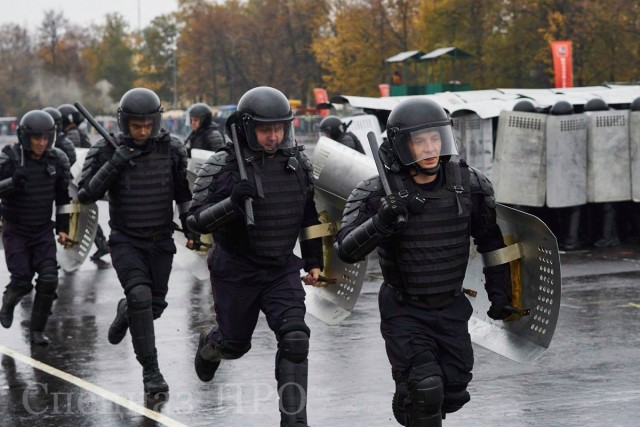 В Петербурге полицейский ударил женщину с ноги