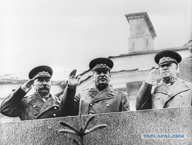 Очередная драпировка Мавзолея Ленина, как величайшая историческая подлость