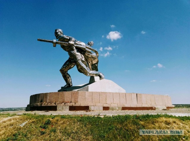 Советские монументы и уличные памятники