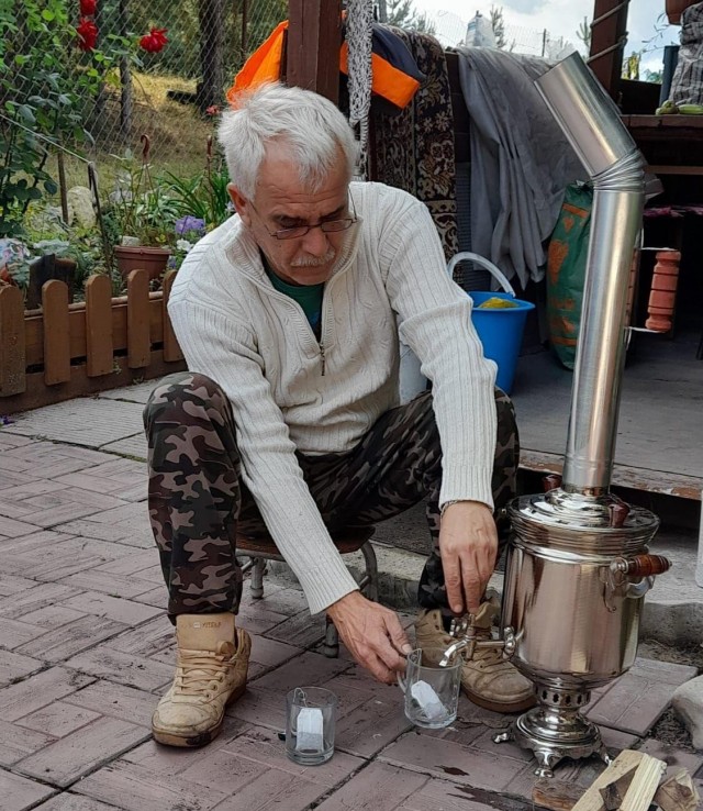 И самовар обязательно на сосновых шишках!