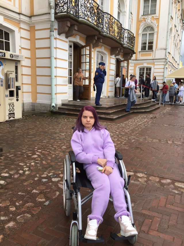 Девушка-инвалид рассказала, что её не пустили в музей в Петергофе