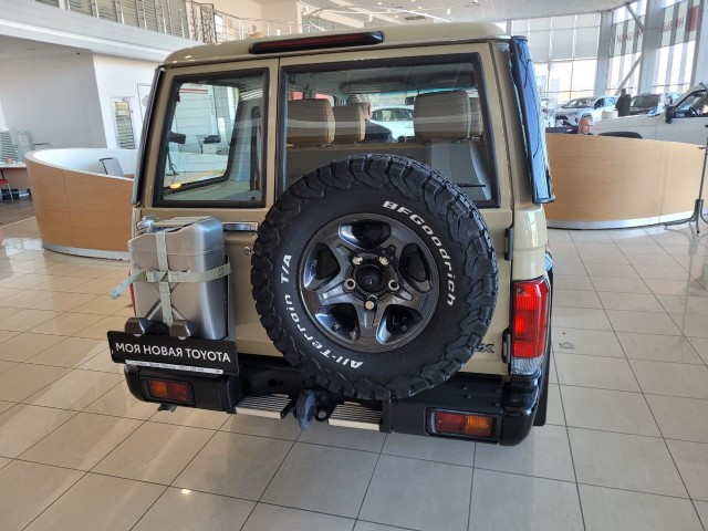 20-летний Toyota Land Cruiser продают по стоимости квартиры в Москве