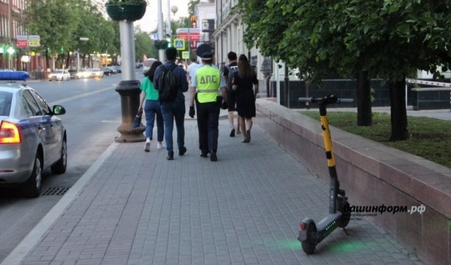 Уфа: Принудительно спешивать самокатчиков на перекрестках предложили в ГАИ Уфы