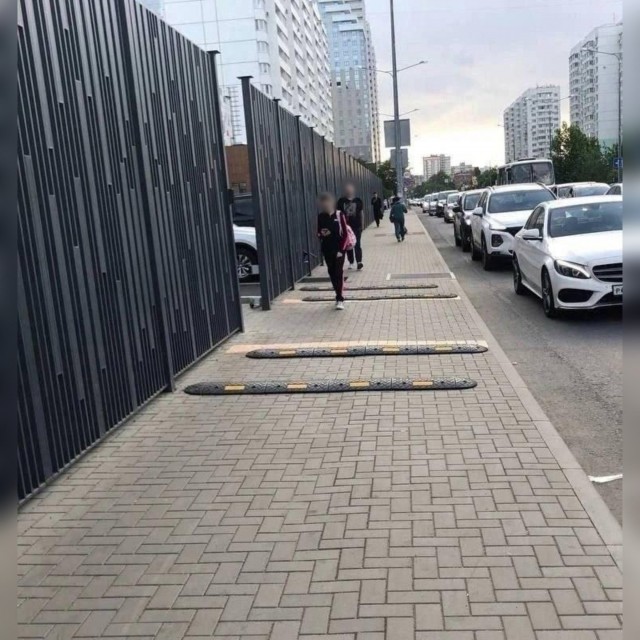 В Москве хотят поставить «лежачие полицейские» на тротуарах — такие же, как на дорогах